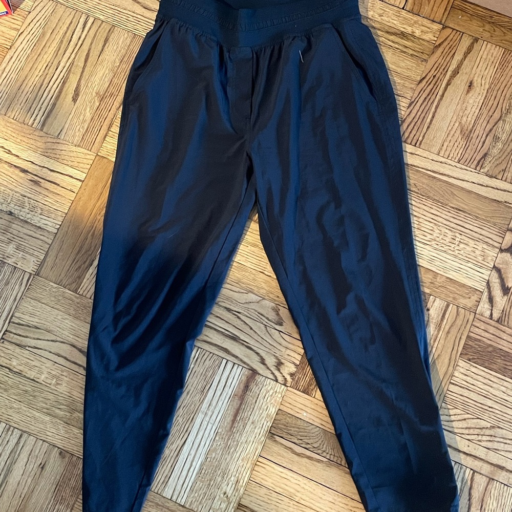 Aritzia cropped loose joggers size M